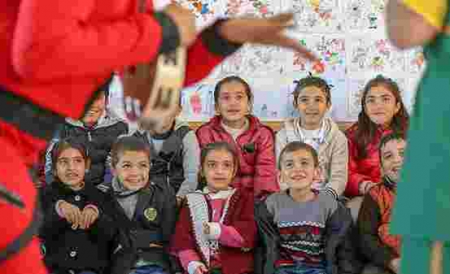 Karlı Yolları Aşıp Köylerdeki Öğrencileri Tiyatro ile Buluşturuyorlar: 'Çocuk Gülerse Dünya Güler'