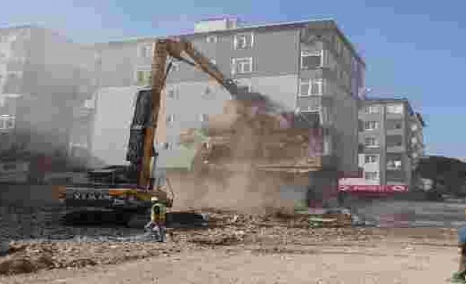 Kartal'da çöken binanın yanındaki riskli binanın yıkımına başlandı