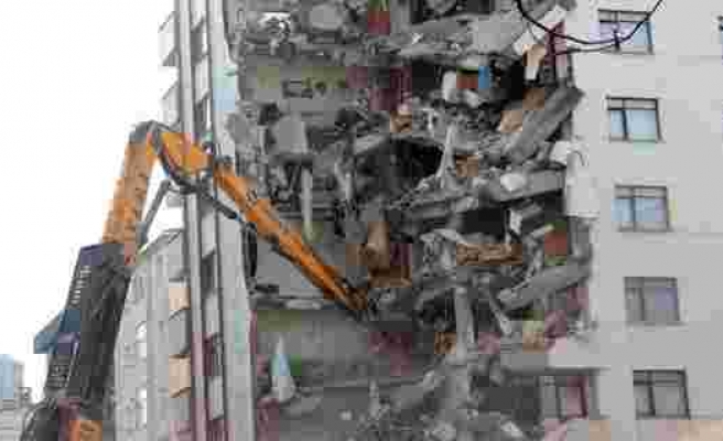 Kartal'da çöken binanın yanındaki Yunus Apartmanı'nın yıkımı devam ediyor