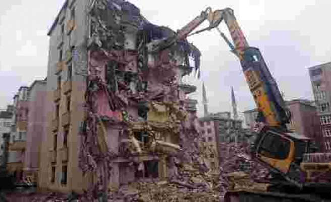 Kartal'da riskli binanın yıkımına başlandı