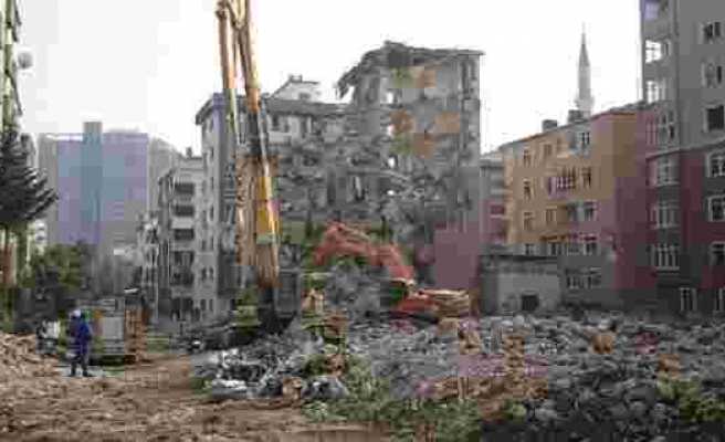 Kartal'da riskli binanın yıkımına devam ediliyor