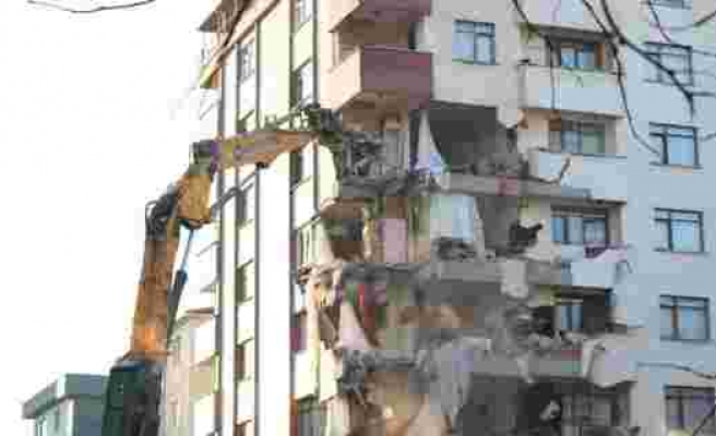 Kartal'da tahliye edilen Yunus apartmanının yıkımına yeniden başlandı