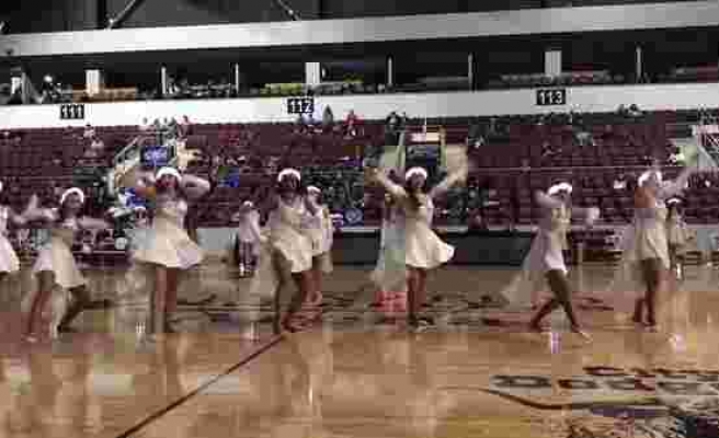 Lise Basketbol Karşılaşmasının Devre Arasında Sahne Alan Dans Grubundan Muhteşem Performans!