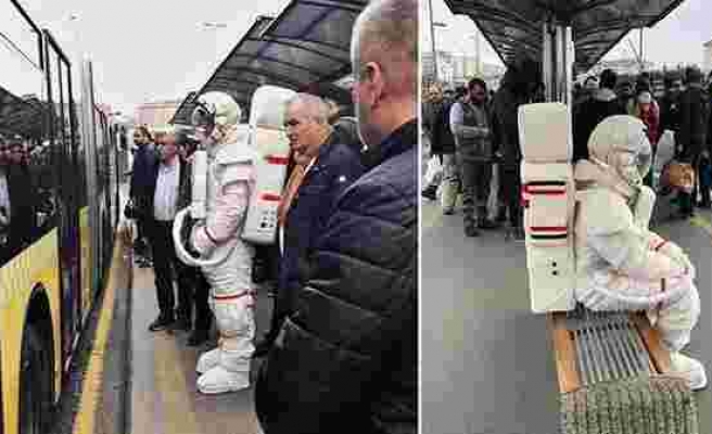 Metrobüs Durağında Astronot Kıyafetli Kişiyi Gören Yurdum İnsanından Muhteşem Tepkiler