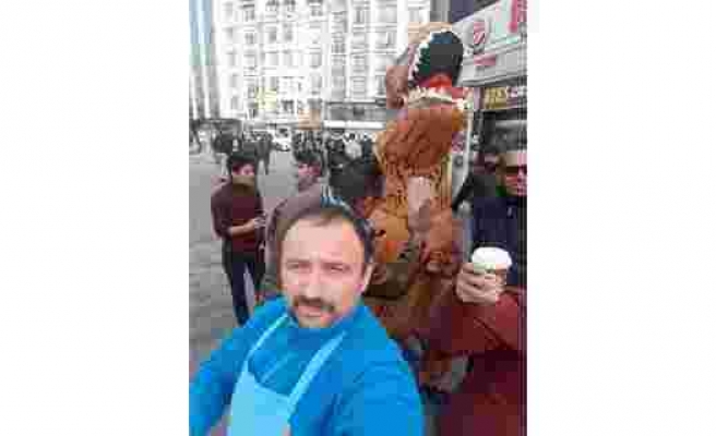 (Özel) Taksim Meydanı'nda 'Dinazor' şaşkınlığı