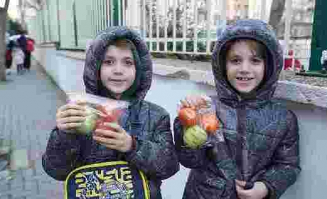 Sağlıklı nesiller için okul önünde meyve ikramı