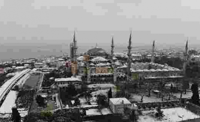 Sultanahmet'te kar yağışı
