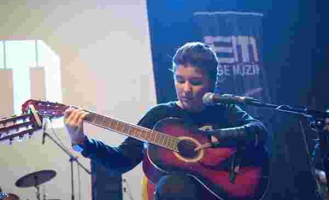 Tek Eliyle Hayaline Tutundu: 11 Yaşındaki Nuriye, Gitar Performansıyla Alkışları Topladı