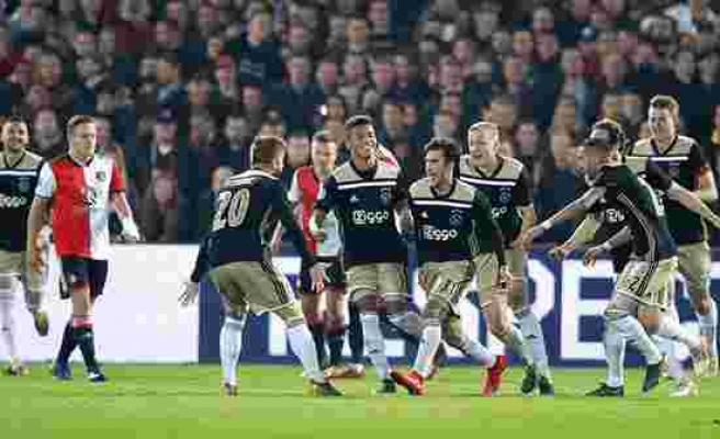 Van Persieli Feyenoordu dağıtan Ajax finalde!