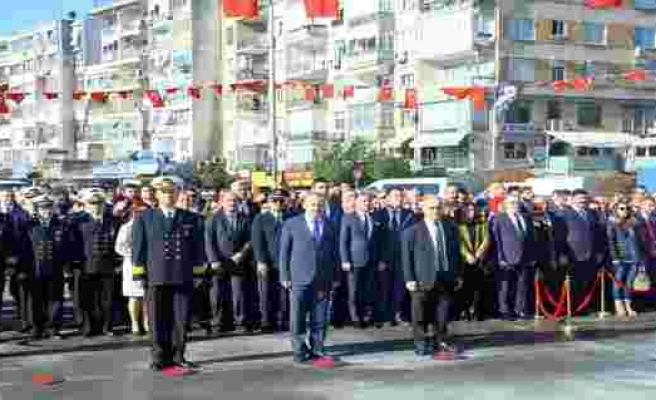 18 Mart Şehitler Günü kapsamında Atatürk Anıtı'na çelenk sunuldu