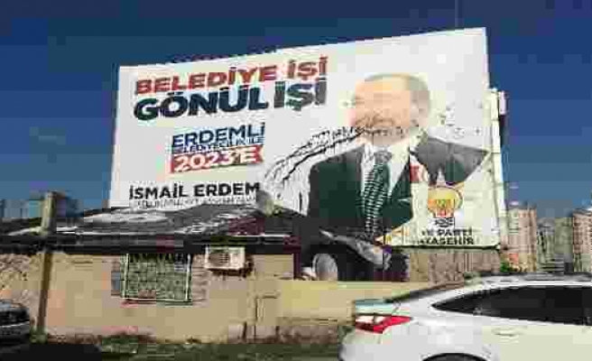AK Parti Ataşehir Adayı İsmail Erdem'in afişlerine boyalı saldırı