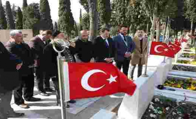 AK Parti Zeytinburnu Adayı Ömer Arısoy Regaip Kandili'nde 15 Temmuz Şehitliği'ni ziyaret etti