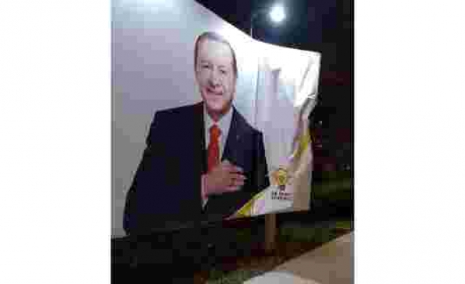 Ataşehir'de Cumhurbaşkanı Erdoğan'ın fotoğrafının bulunduğu billboarda çirkin saldırı