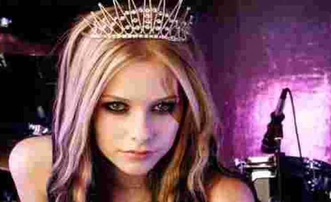Avril Lavigne 15 yıl önce öldü mü?