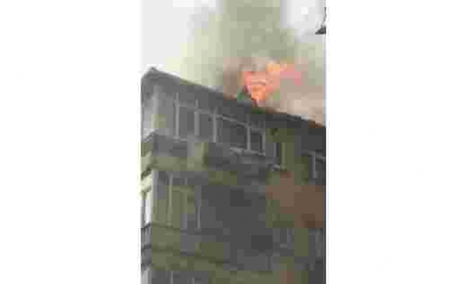 Bahçelievler'de bir evin çatısı alev alev yandı