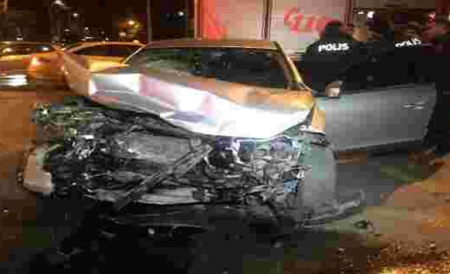 Bakırköy'de kırmızı ışıkta geçen sürücü kaza yaptı: 2 yaralı