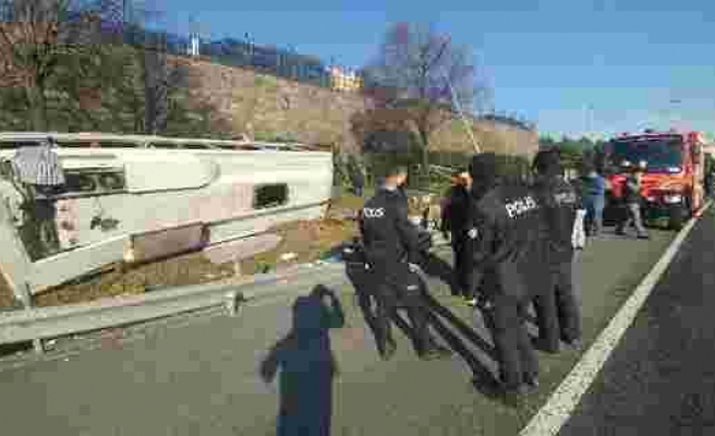 Bayrampaşa'da servis minibüsü devrildi: 8 yaralı