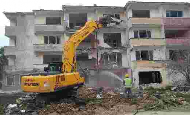 Büyükçekmece'de kentsel dönüşüm kapsamında 28 dairenin yıkımı gerçekleşti