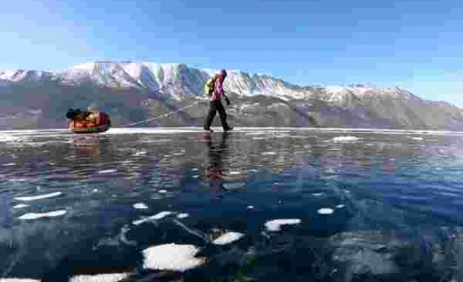 Buz Tutan Baykal Gölü'nün Üzerinde Tek Başına 700 Km Yürüyen Kadın