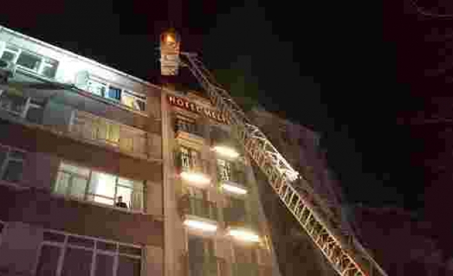 Fatih'te otel yangını: 20 kişi dumandan etkilendi