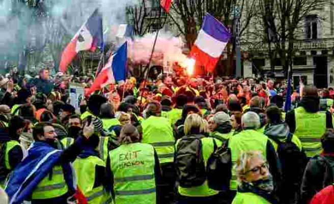 Gösterilerin 4'üncü Ayında Sarı Yelekliler Yine Sokaklarda: Paris'teki Protestolarda 64 Kişi Gözaltına Alındı