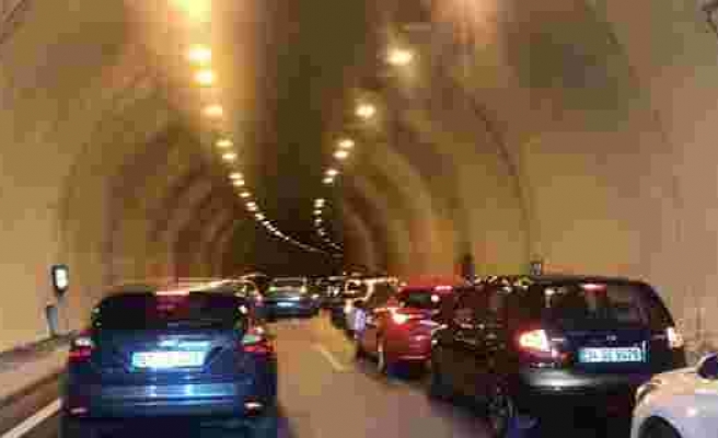 (Özel) İstanbul'da zarf için tünel kapatan sürücü kamerada
