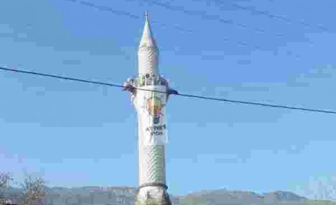 Seçim Propagandası Minarede: Camiye AKP'nin Bayrağı Asıldı