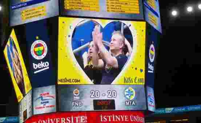 Fenerbahçe Karşılaşmasında Eğlenceli Görüntülere Sahne Olan Kiss Cam Uygulaması