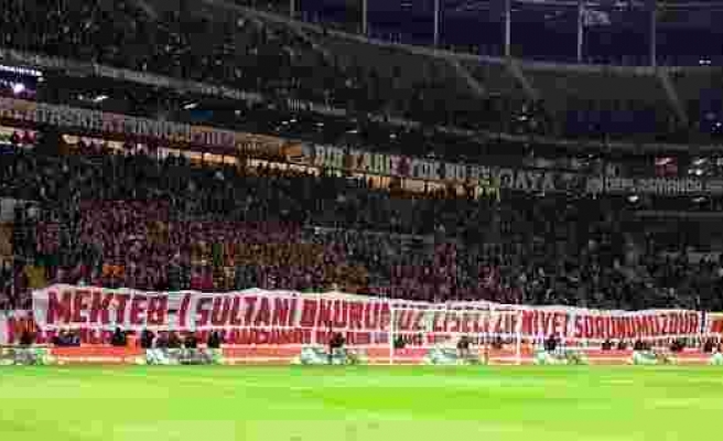 Galatasaray taraftarlarından Başkan Cengiz'e destek