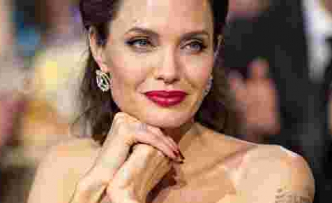 Herkes Angelina Jolie'nin annesini konuşuyor