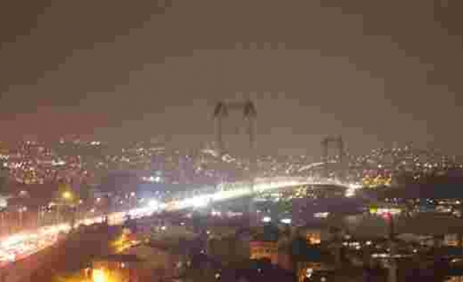 İstanbul'da boğaz köprülerinin ışıkları söndürüldü