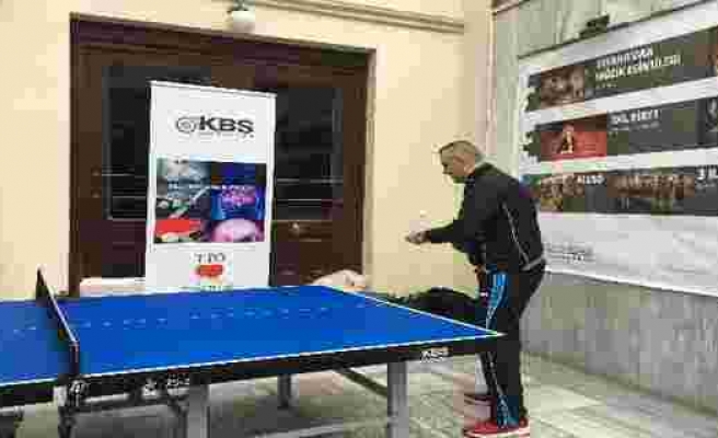 Kadıköy'de 7'den 70'e vatandaşlar masa tenisi oynadı