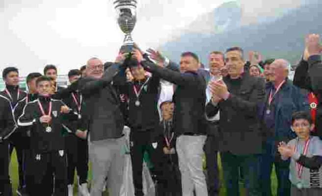Şampiyon U-15 takımı kupasını Başkan Ergün'ün elinden aldı