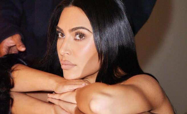 Kim Kardashian eleştirilere inat paylaştı! Sütyeni ve saten geceliğiyle poz verdi