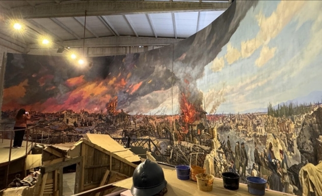 Rus ressam Alexander Samsonov Büyük Manisa Yangını'nı dev panorama eserine işliyor