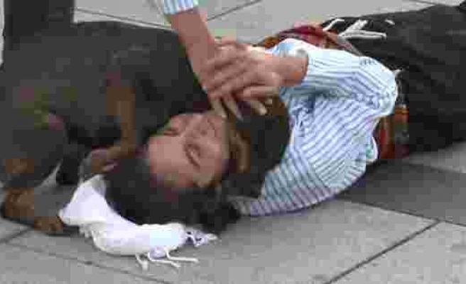 30 Ağustos Kutlamalarında Yere Yatıp Yaralı Rolü Yapan Adamın Boynuna Sarılarak Yardım Etmeye Çalışan Köpek