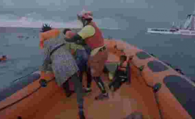 74 Göçmeni Yutan Akdeniz'de Batan Tekneden Kurtarılan Annenin Çığlıkları Yürekleri Dağladı: 'Bebeğimi Kaybettim'