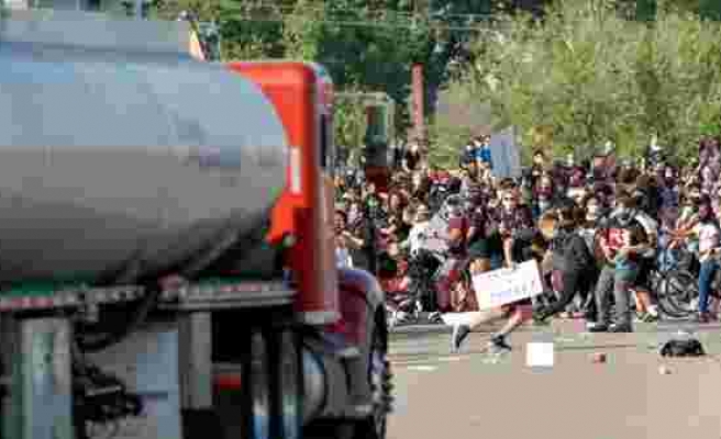 ABD'de vatandaşlar birbirine girdi! Tanker sürücüsü, aracını binlerce protestocunun üzerine sürdü