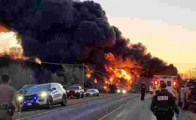 ABD'de yakıt yüklü tankerle trenin çarpıştığı kazada, alevler gökyüzünü sardı
