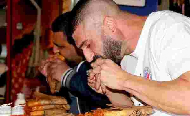 Acılı Adana tostu yeme yarışmasını Avustralyalı kazandı