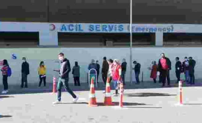 Adana’da corona testi için hastanelerin önünde kuyruk oluştu