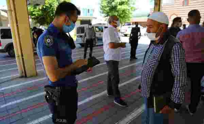 Adana'da 'Korsan Hoca' Denetimi: Hoca Gibi Giyinip Yasağı İhlal Eden Kişilere Polis, 'Fatiha' Oku Dedi