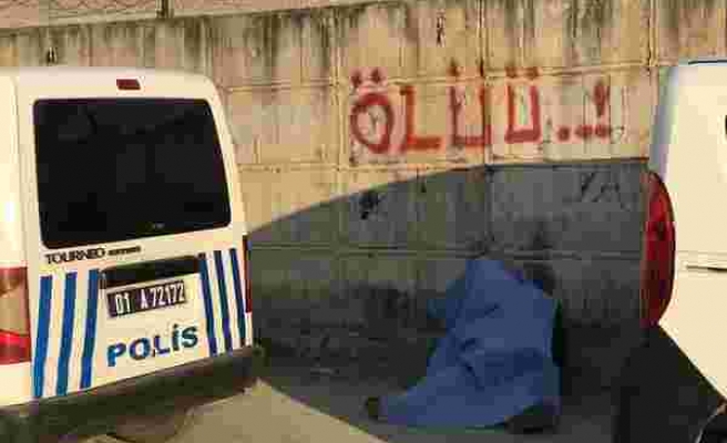 Adana'da 'Ölüü' Yazan Duvarın Dibinde Bir Kişinin Cesedi Bulundu