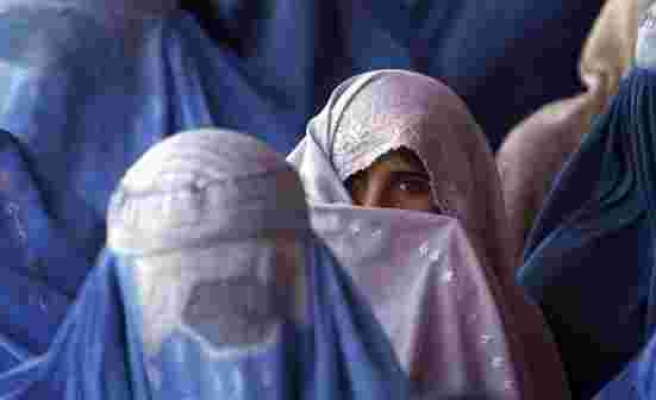 Afgan kadınlar erkeklerle aynı sınıflarda olmamak kaydıyla üniversiteye gidebilecekler