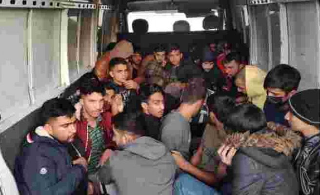 Afyon'da Durdurulan 3 Araçtan 99 Kaçak Göçmen Çıktı