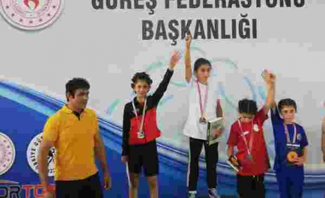 Ağrılı bayan güreşçi Türkiye şampiyonu oldu