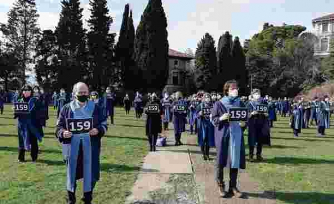 Akademik Direniş Sürüyor: Boğaziçi Öğretim Üyeleri '159' Dövizleriyle Kampüste