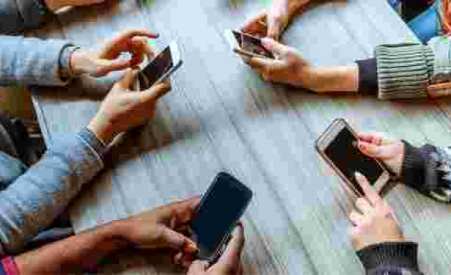Akıllı Telefon Bağımlılığına Karşı Uzmanlardan Gri Ton Modu Önerisi: Daha Az İlgi Çekici Hale Getirebilir