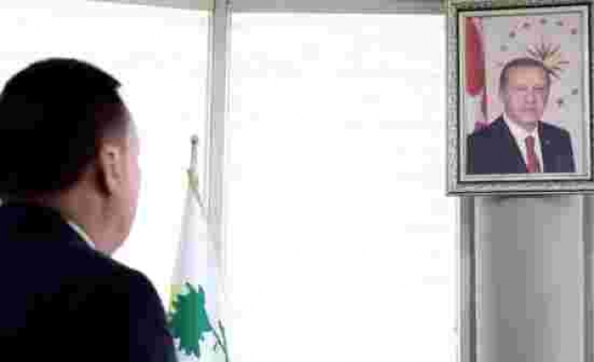 AKP'li Diyarbakır Bağlar Belediye Başkanı, Erdoğan'ın Portresinin Önünde Saygı Duruşunda Bulundu...