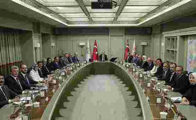 AKP MYK Toplanıyor: EYT, Asgari Ücret ve 3600 Ek Gösterge Masada
